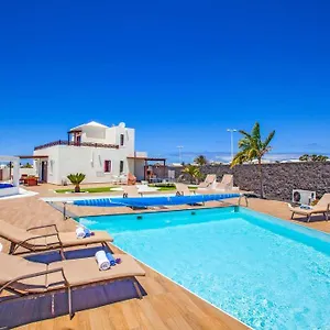https://villa-rubi.in-canary-islands.com